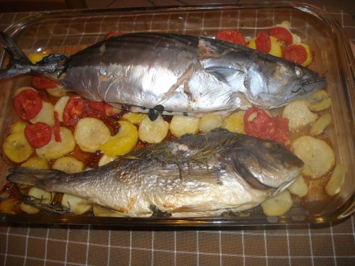 Рыба с картошкой и помидорами