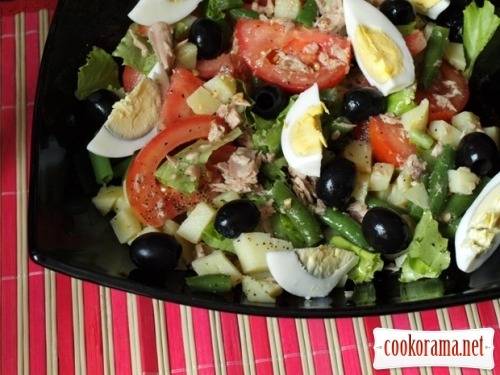 Салат з тунця з овочами