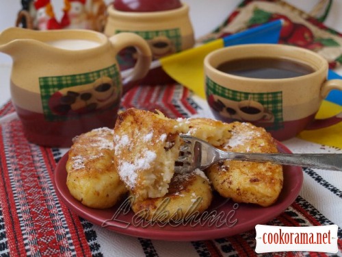 Semolina fritters with curd and raisins