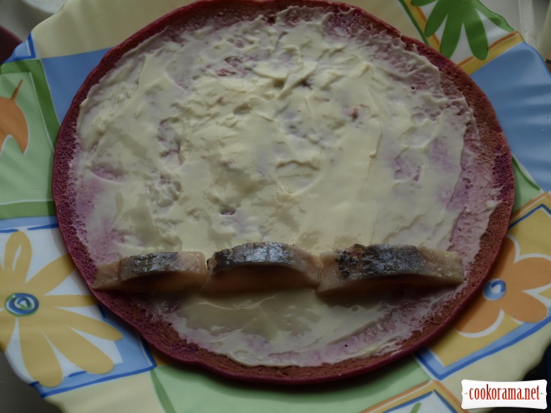 Закуска из свекольных блинчиков с сельдью и  сливочным сыром