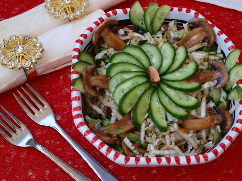 Салат с сырыми шампиньонами и пекинской капустой