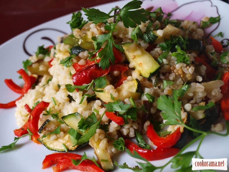 Warm salad with bulgur and grilled vegetables