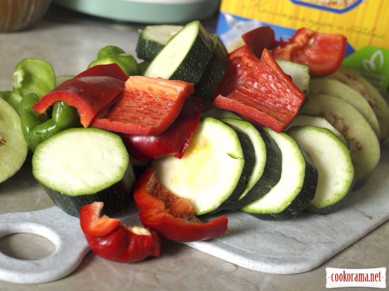 Warm salad with bulgur and grilled vegetables