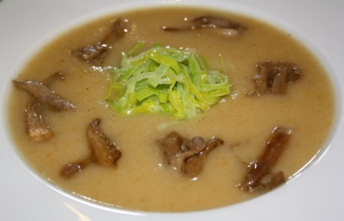 Крем-суп з батату з грибами та цибулею-порей