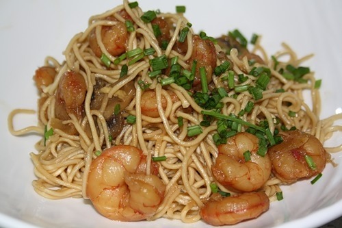 Egg noodles with shrimps and mushrooms
