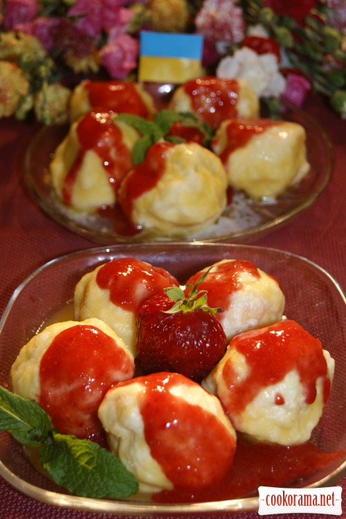 Dumplings with strawberries and strawberry sauce