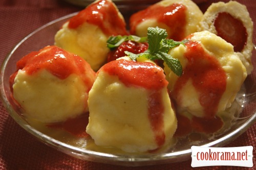 Dumplings with strawberries and strawberry sauce