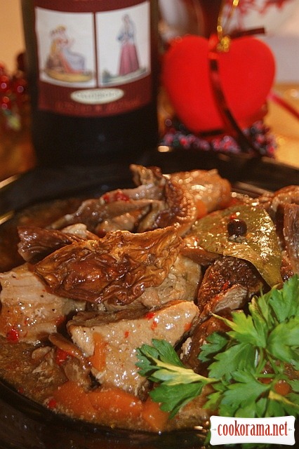 Мясо дикого кабана (свинина) с белыми грибами.