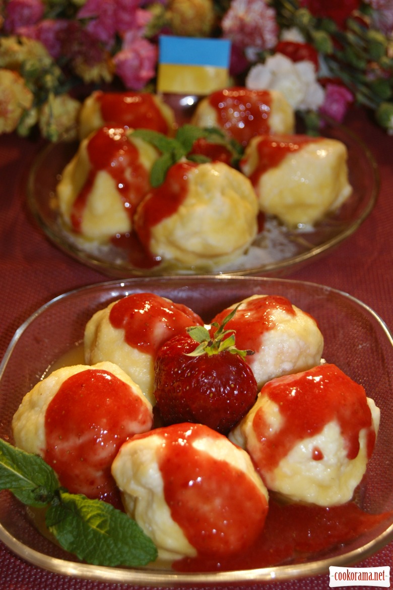 Dumplings with strawberries and strawberry sauce