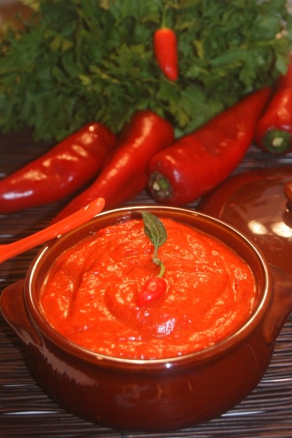 Hot sauce from roasted red peppers