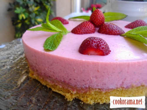 Strawberry mousse with sable breton