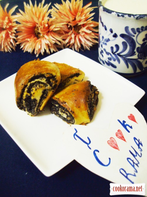 Rolls with nut-poppy filling