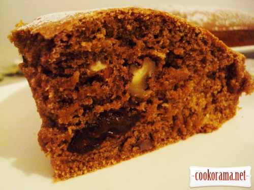 Coffee cake with prunes and nuts