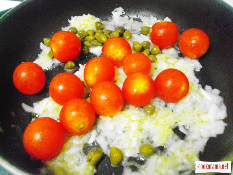 Omelet taliatelle with cherry tomatoes and capers.