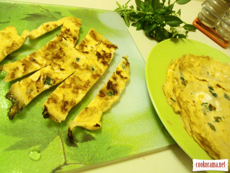 Omelet taliatelle with cherry tomatoes and capers.