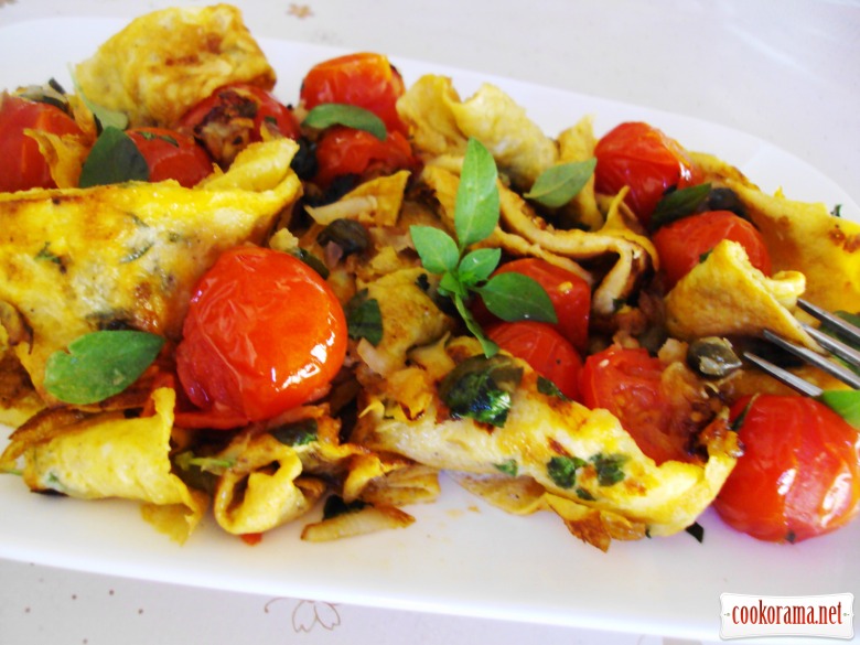 Omelet taliatelle with cherry tomatoes and capers.