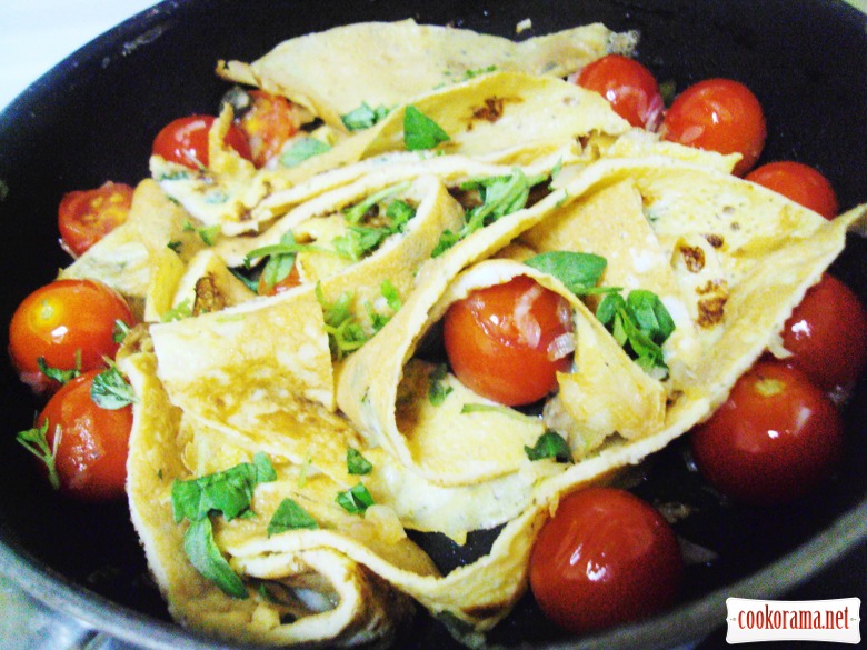 Omelet taliatelle with cherry tomatoes and capers.