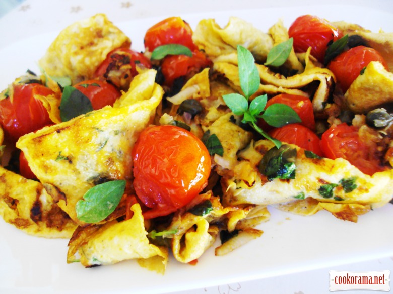 Omelet taliatelle with cherry tomatoes and capers