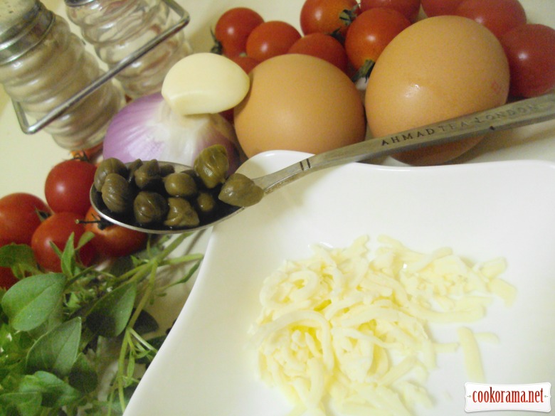 Omelet taliatelle with cherry tomatoes and capers.