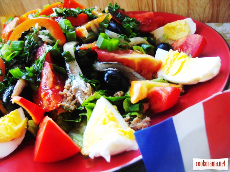 Салат «Нисуаз» (salade niçoise).