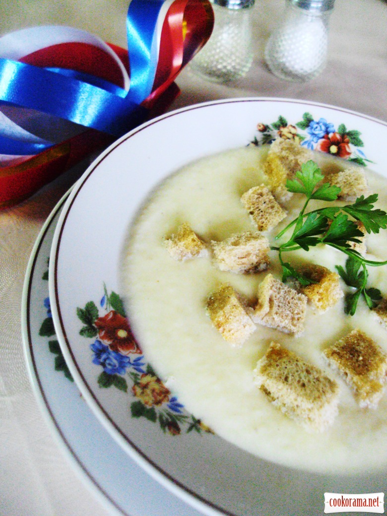 Veloute soup with cauliflower