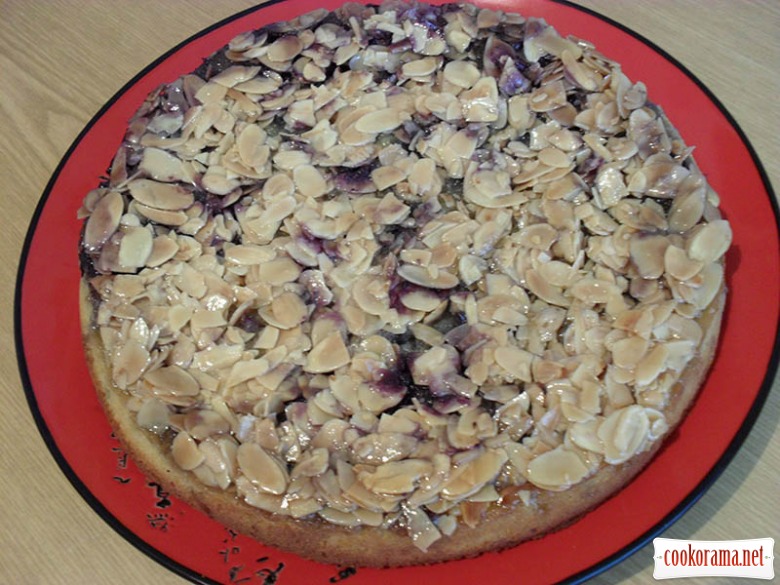 Blueberry cake with almond crust and ice cream