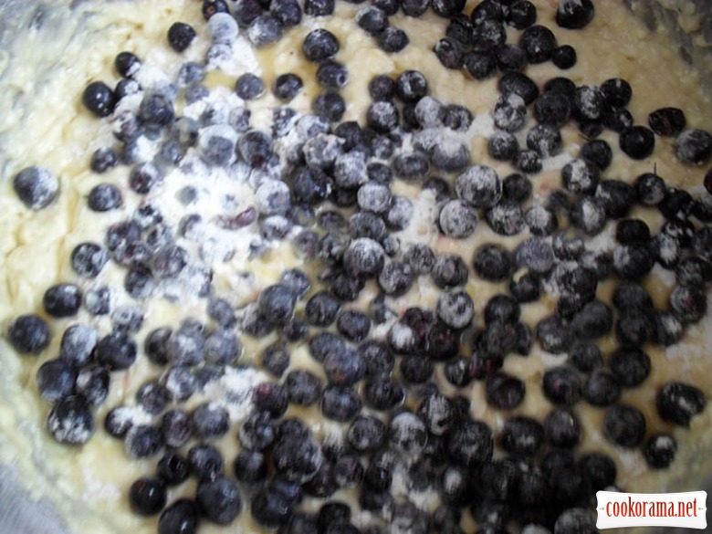 Blueberry cake with almond crust and ice cream