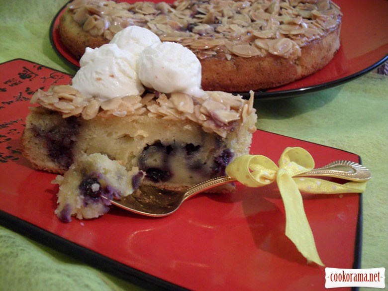 Blueberry cake with almond crust and ice cream