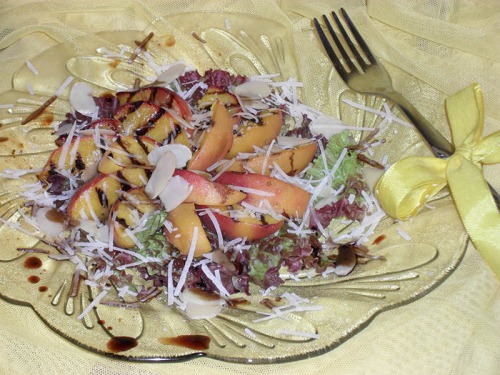 Теплый персиковый салат