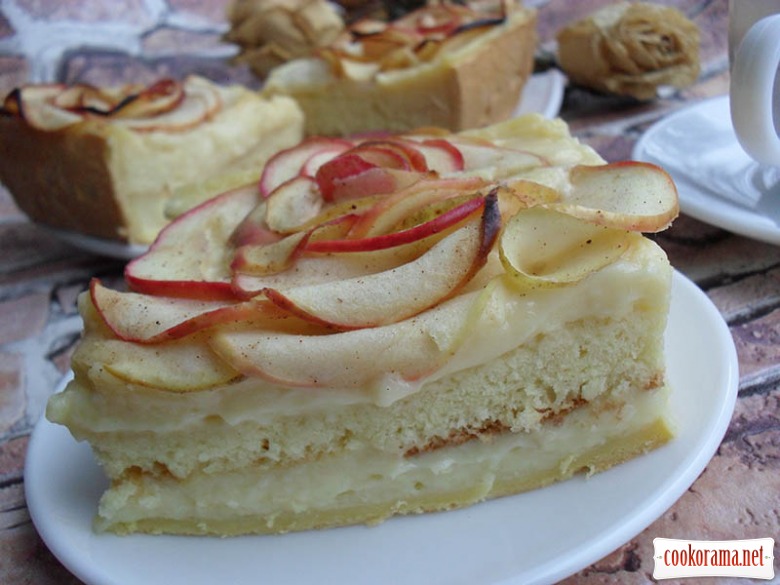 Italian apple pie with custard