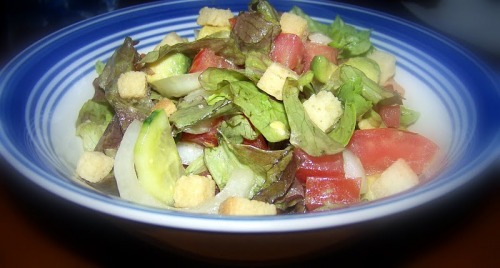 Зеленый салат с авокадо и сухариками