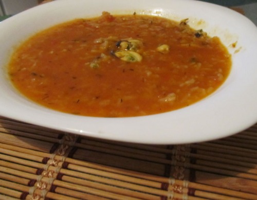 Томатний суп з рисом та мідіями