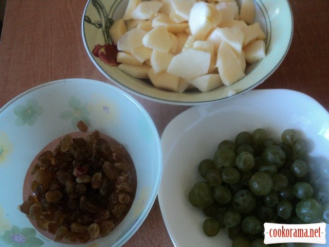 Pie from lavash with apples and grapes