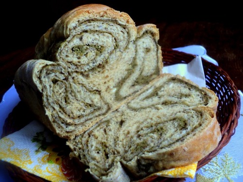 Хлеб с цельнозерновой мукой и шпинатом