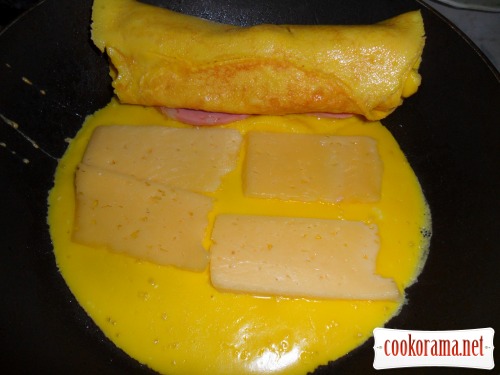 Рулетик з яєць з начинкою з ковбаси і сиру