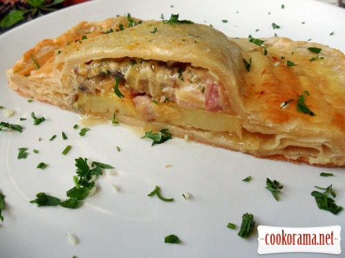 Cake of puff pastry stuffed with chicken, mushrooms, bacon, potatoes