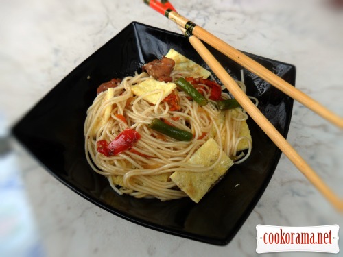 Somen noodles with chicken, vegetables and omelette