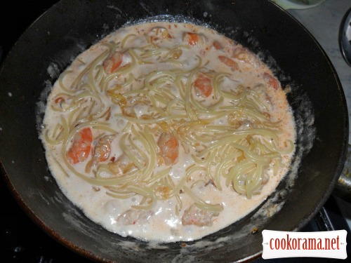 Pasta in squid, with shrimps and cream sauce