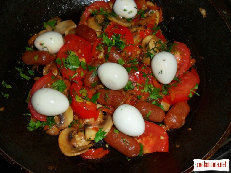 Lecho with smoked sausage Pikolini and quail eggs.