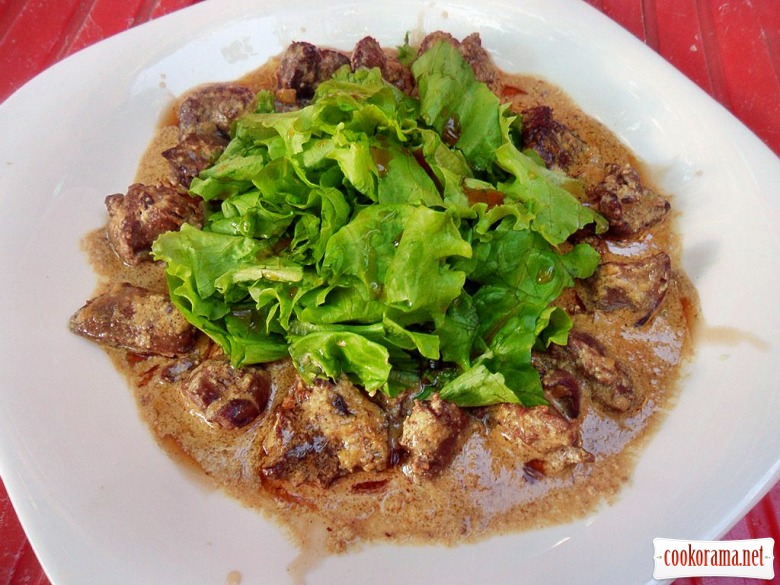 Warm salad from chicken liver with honey and cream