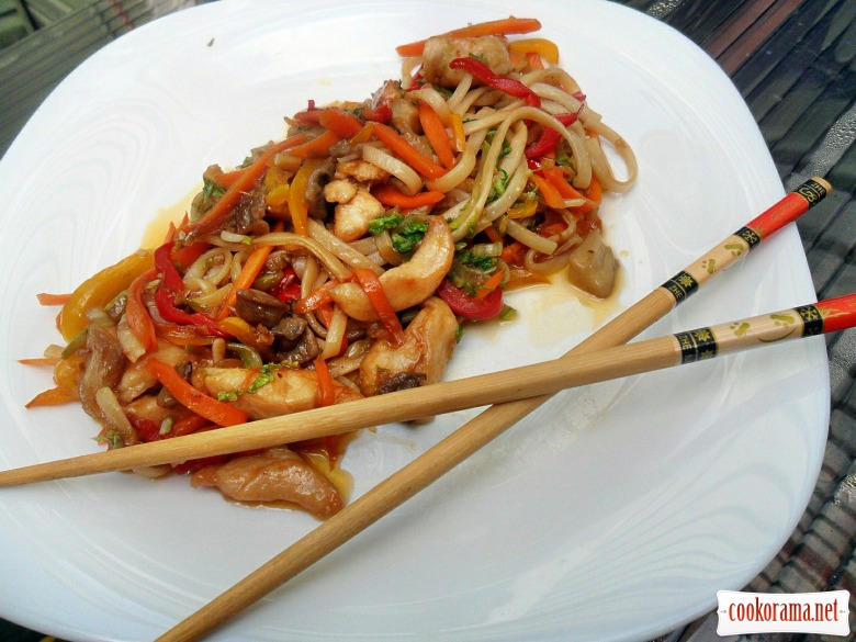 Udon noodles with chicken and vegetables