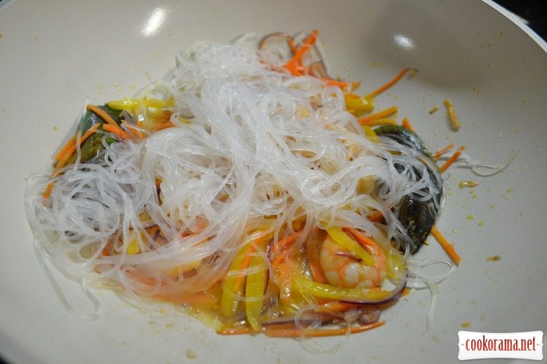 Warm salad of glass noodles with mussels, calamaries and shrimps.