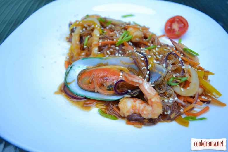 Warm salad of glass noodles with mussels, calamaries and shrimps