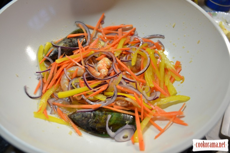 Warm salad of glass noodles with mussels, calamaries and shrimps.