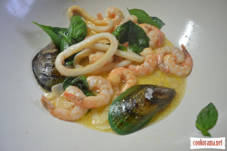 Seafood salad with rice Nerone, seasoned with pumpkin oil.