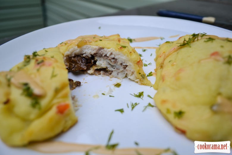 Dorada baked in puree with mushrooms and cheese Dor Blue.