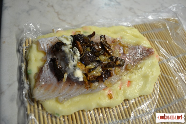 Дорада, запеченная в пюре, с белыми грибами и сыром дор блю.