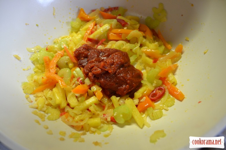 Кальмар в кисло-сладком соусе, с гарниром из риса с омлетом.