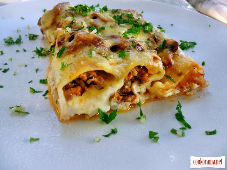 Cannelloni filled with meat stuffing, baked with mushrooms and cheese