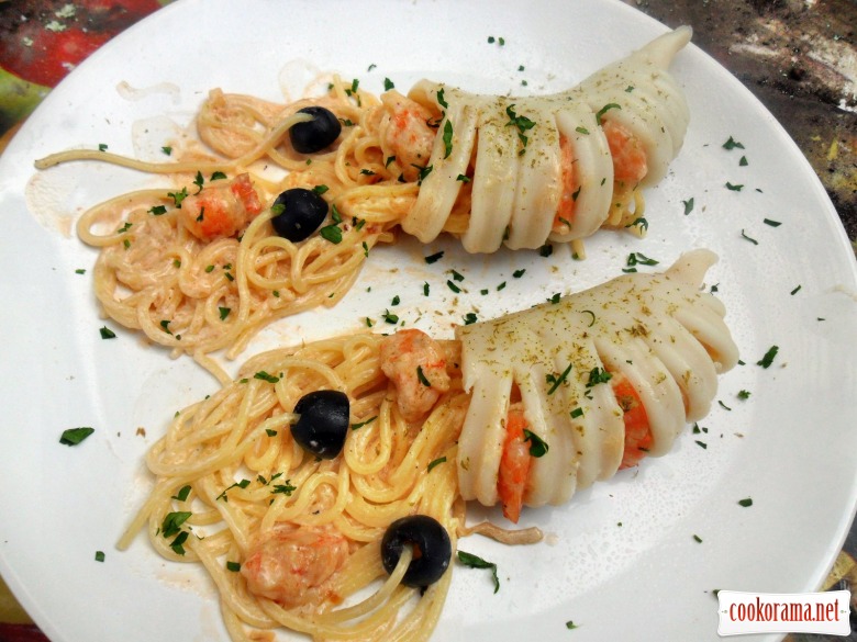Pasta in squid, with shrimps and cream sauce